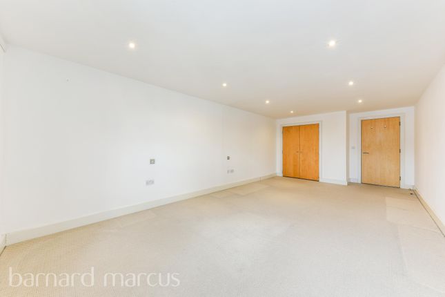 Flat to rent in Stane Grove, London