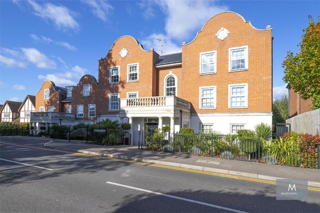 Flat to rent in Manor Road, Chigwell, Essex
