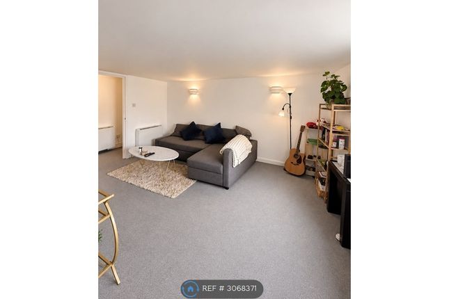 Flat, Park South Austin Road, London photo 5