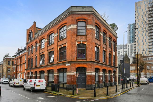 Office to let in Old Nichol Street, London