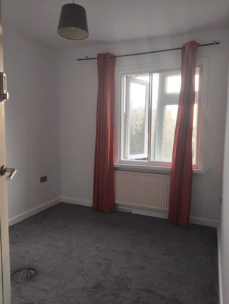 126, Vicarage Farm Road, Hounslow photo 3