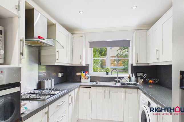 12 Peregrine Way, Bradford photo 4