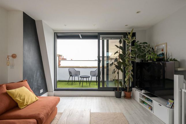 Flat Flat B, 39, Priory Park Road, London photo 3