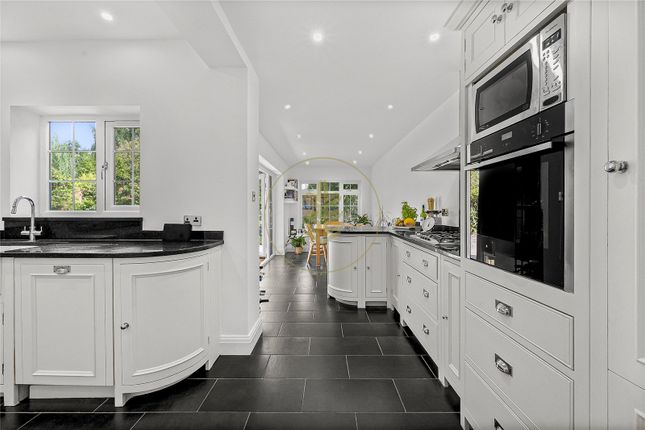 8, Lawrence Gardens, London photo 3