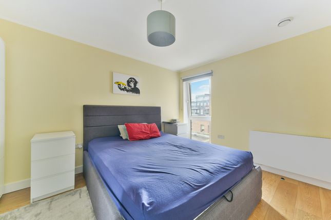 36 Chatfield Road, London photo 4