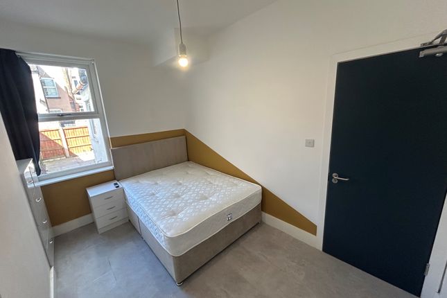 Room 2, Birkenhead photo 2