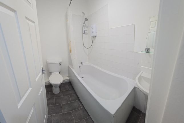 A Clean And Modern Bathroom Featuring A Large Bath...