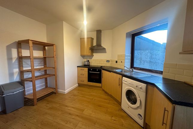 Apartment 4, 2 Common Road, HUDDERSFIELD photo 4