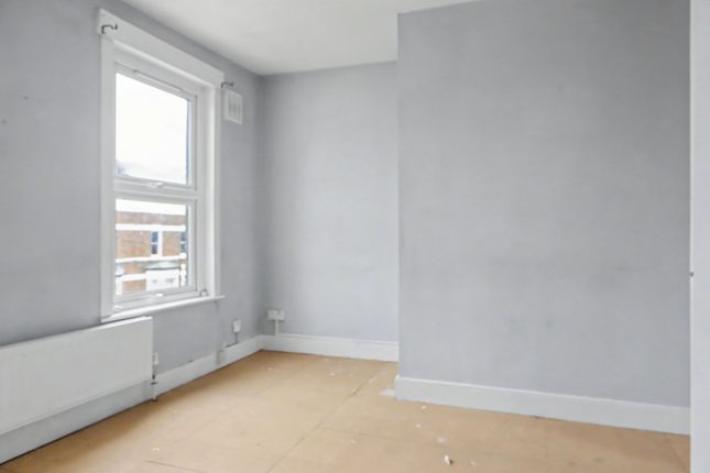Flat B, 18, Medwin Street, London photo 3