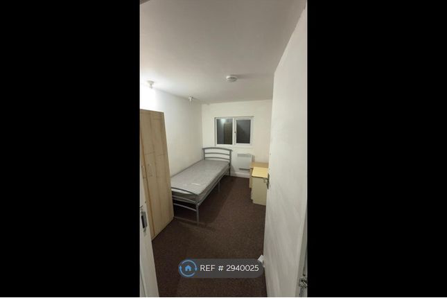 Flat, Hanworth Road Whitton, Hounslow photo 2