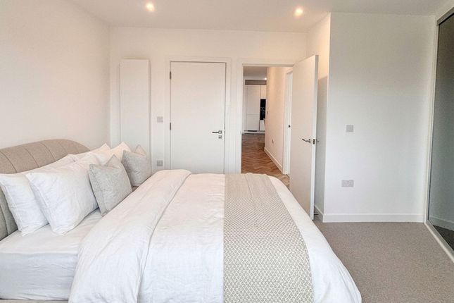Apt 1806, Skyline Apartments, London photo 3