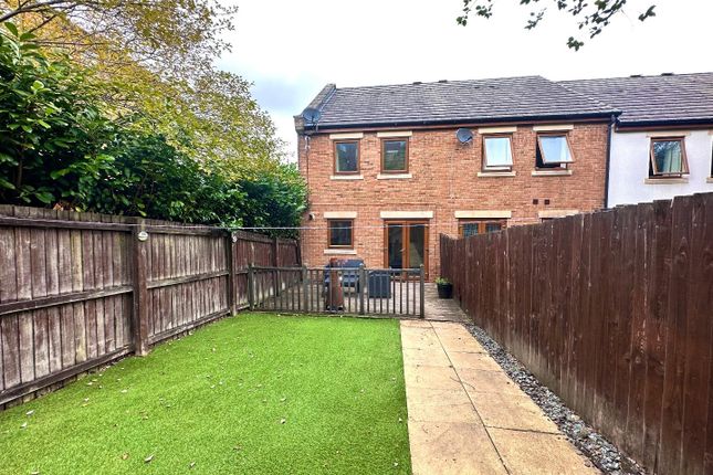 198, Greenlea Court, Huddersfield photo 2