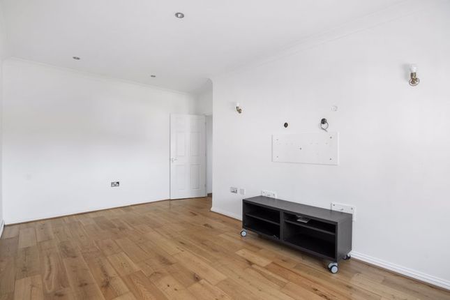Flat to rent in Kennedy Close, London Colney, St.Albans