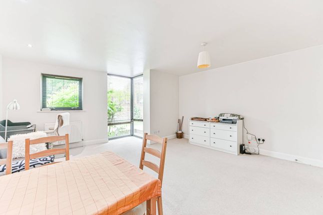 Flat to rent in Eaton Road, Sutton