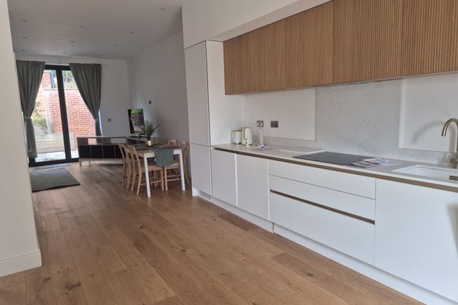 9, COULSDON photo 2