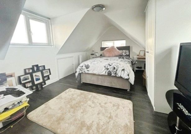 Flat 3, 136, Chesterfield Road, Surrey photo 5