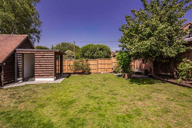 2 The Triangle, Upper Basildon photo 4