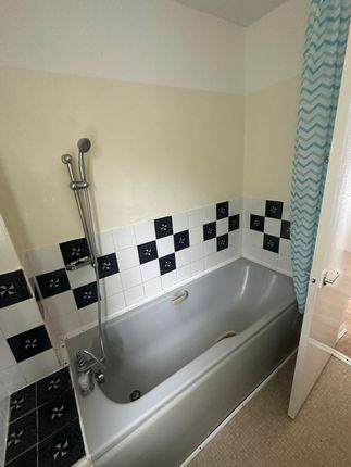 Town house to rent in Malzeard Road, Luton