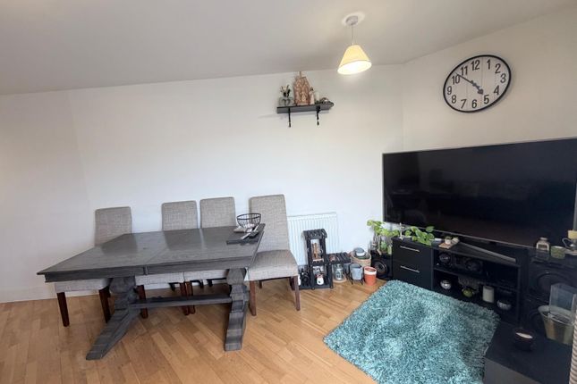 Flat 41, Featherstone court, Featherstone Road, Southall photo 2