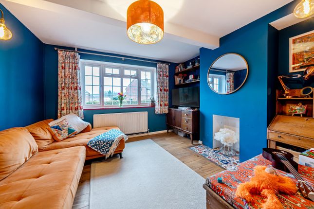 22, Chaundlers Croft, Farnham photo 2