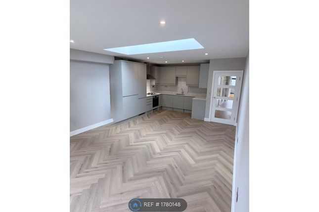 Flat, Park Avenue North, London photo 2