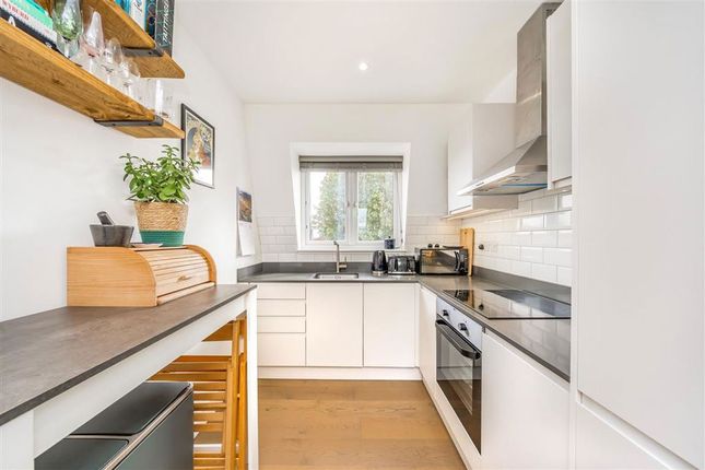 Flat C, 4, Foxbourne Road, London photo 4