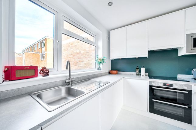 12, Effingham Court, Woking photo 3