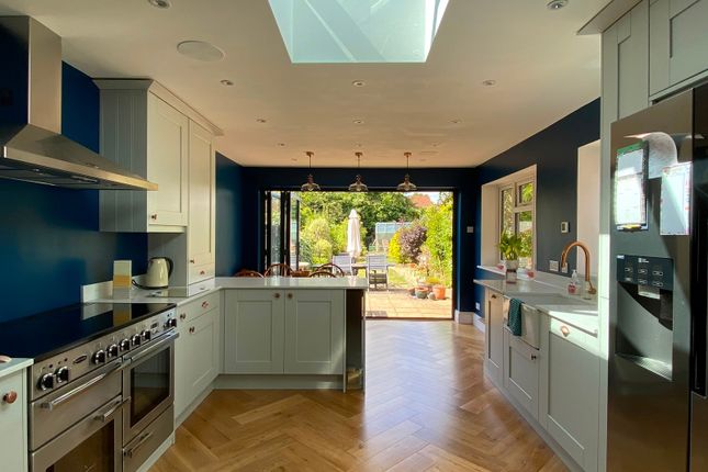 10, Grove Road, Surrey photo 3