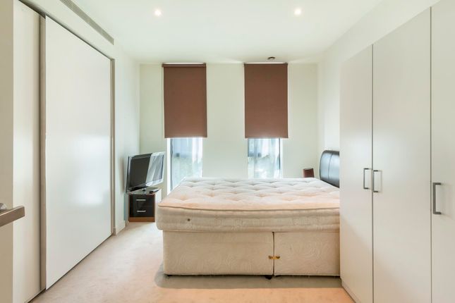 Flat to rent in Pan Peninsula West Tower, Canary Wharf