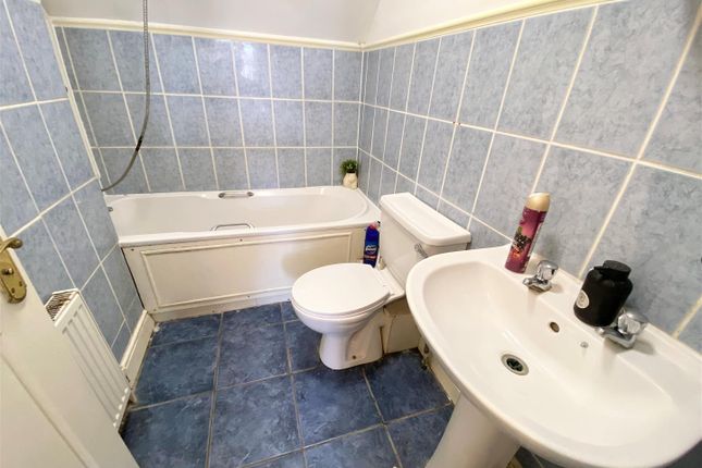 1-bed flat on 11b, Bradmore Green, Herts, £1,300/mo