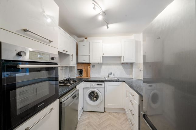 Flat 5 Ravenscourt, High Street, Harrogate, Harrogate photo 4