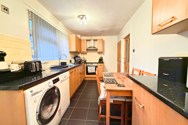 77 Helston Walk, Leeds photo 2
