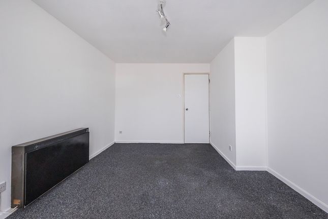 Flat for sale in Turnstone Close, London