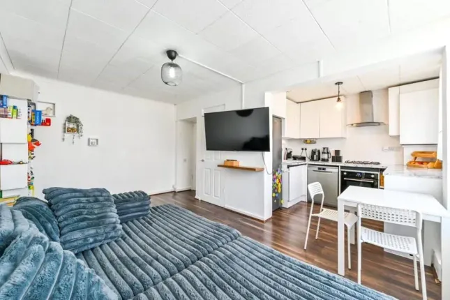 Flat 40, De Beauvoir Estate, London photo 2
