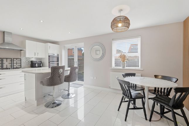 8 Rawlinson Chase, Halstead photo 4