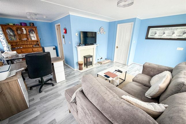 7, The Spinney, Sacketts Grove, Clacton-on-sea photo 3