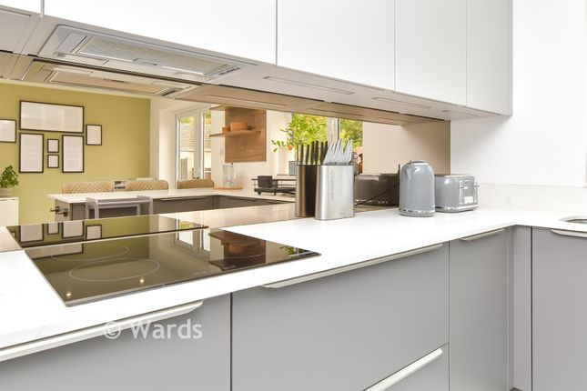 3-bed terraced on 59, Valley View, Greenhithe, £400,000