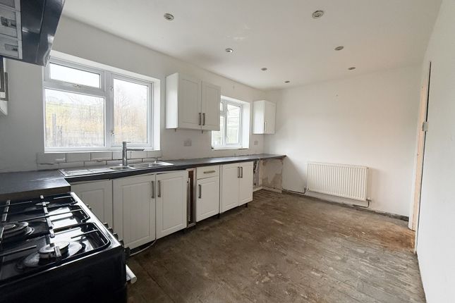 205, Meadow Rise, Pontyclun photo 4
