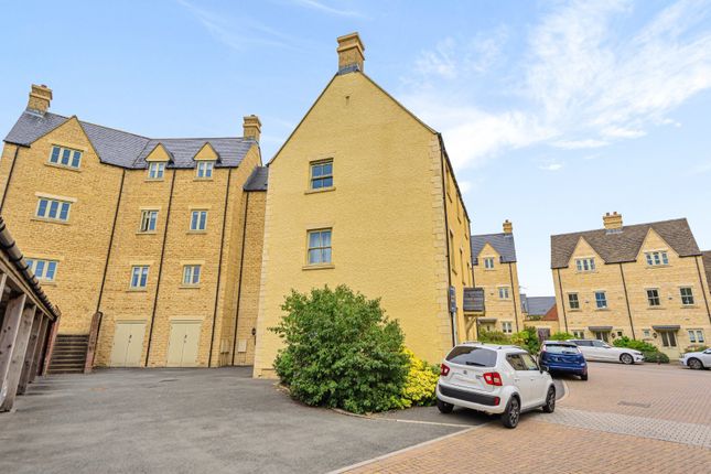 Thumbnail Flat to rent in Cirencester, Gloucestershire