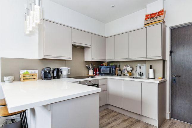 Flat for sale in Nixey Close, Slough