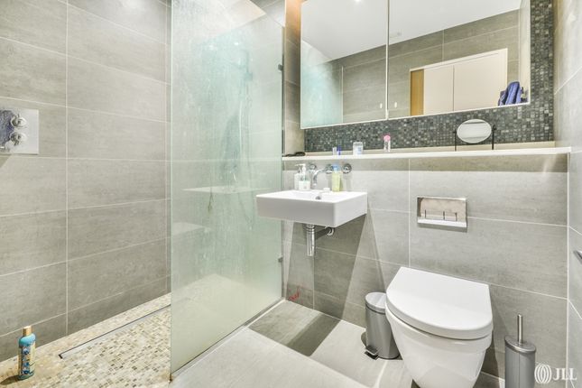 Flat for sale in Woodberry Grove, London
