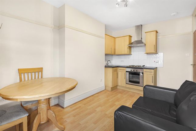Flat to rent in Queens Avenue, London