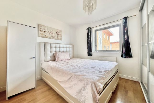 Flat to rent in Millicent Grove, Palmers Green