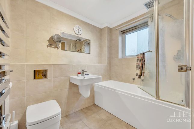6 Blunden Close, Dagenham photo 2