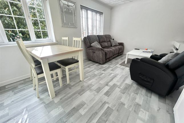 25, White Ladies Close, Havant photo 4