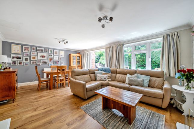 9, Oakwood Gardens, Knaphill photo 4