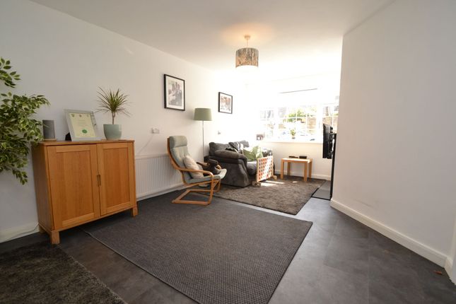 49 Myers Close, Idle photo 2