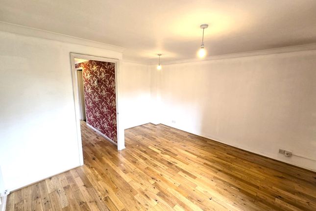 22, Strouds Close, Romford photo 2