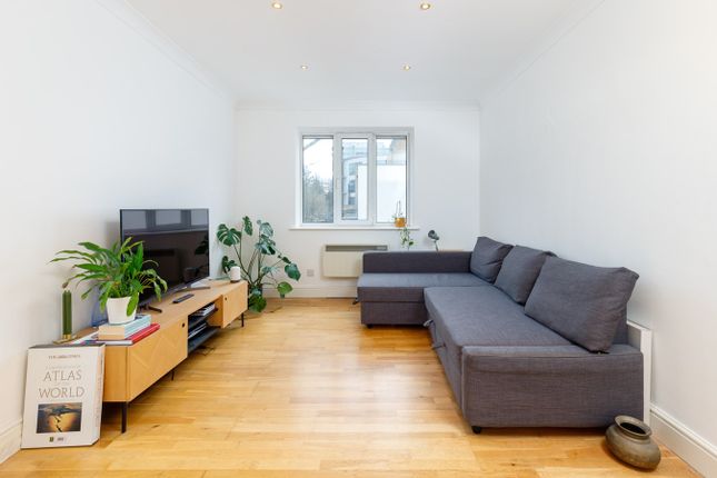 Flat for sale in Chiswick Court, Silver Crescent, Gunnersbury, Chiswick