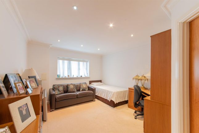 Flat for sale in Holders Hill Road, Hendon, London